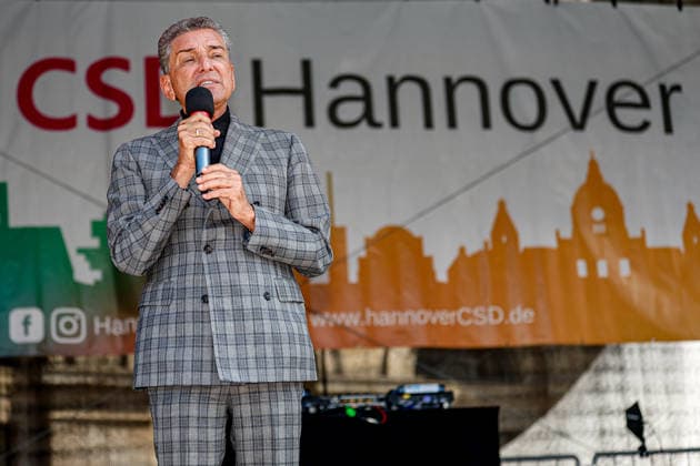 CSD Hannover 2026 - Motto: Wir schreiben Zukunft: Gleichberechtigt. Selbstbestimmt. Queer. Rede von Michel Friedman, Publizist und Talkmaster auf dem Opernplatz. Hannover Opernplatz, Bühne Niedersachsen, Region Hannover Germany