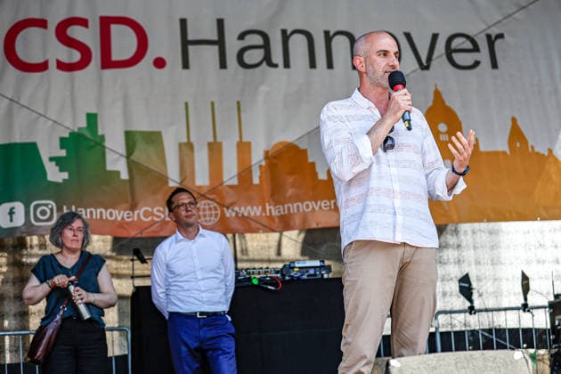 CSD Hannover 2026 - Motto: Wir schreiben Zukunft: Gleichberechtigt. Selbstbestimmt. Queer. Rede von Belit Onay (Bündnis90 Die Grünen), Oberbürgermeister der Landeshauptstadt Hannover auf dem Opernplatz. Hannover Opernplatz, Bühne Niedersachsen, Region Hannover Germany