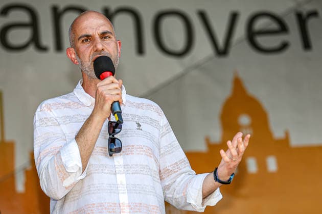 CSD Hannover 2026 - Motto: Wir schreiben Zukunft: Gleichberechtigt. Selbstbestimmt. Queer. Rede von Belit Onay (Bündnis90 Die Grünen), Oberbürgermeister der Landeshauptstadt Hannover auf dem Opernplatz. Hannover Opernplatz, Bühne Niedersachsen, Region Hannover Germany