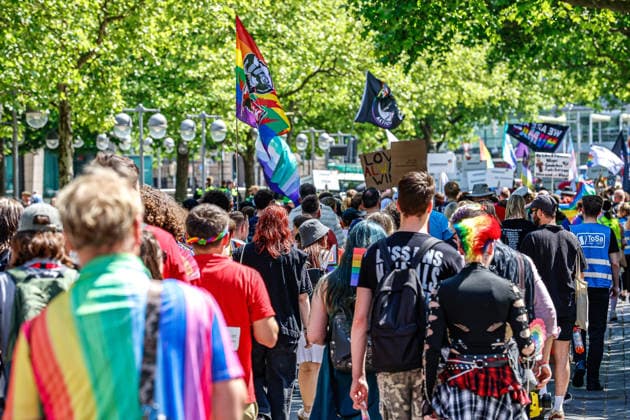 CSD Hannover 2026 - Motto: Wir schreiben Zukunft: Gleichberechtigt. Selbstbestimmt. Queer. Teilnehmende gehen auf der Georgsstraße in Richtung Ägiedientorplatz Hannover Georgsstraße Niedersachsen, Region Hannover Germany