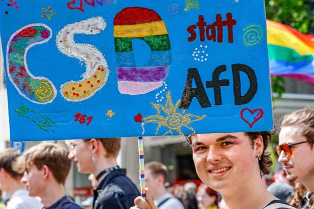 CSD Hannover 2026 - Motto: Wir schreiben Zukunft: Gleichberechtigt. Selbstbestimmt. Queer. Teilnehmender mit Schild CSD statt AfD Hannover Georgsstraße Niedersachsen, Region Hannover Germany