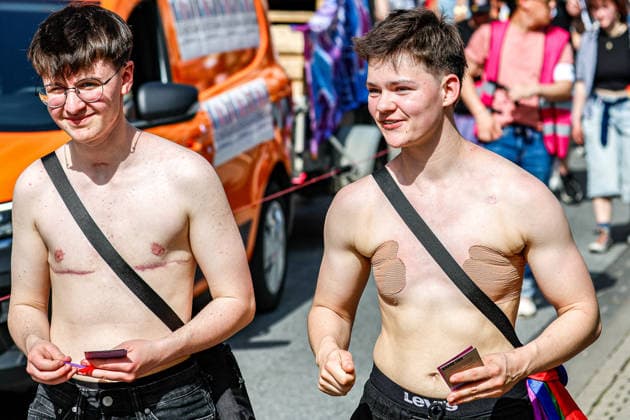 CSD Hannover 2026 - Motto: Wir schreiben Zukunft: Gleichberechtigt. Selbstbestimmt. Queer. Teilnehmende des CSD Hannover 2026 am Opernplatz. Hannover Opernplatz Niedersachsen, Region Hannover Germany