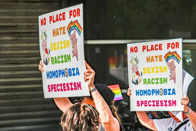 CSD Hannover 2026 - Motto: Wir schreiben Zukunft: Gleichberechtigt. Selbstbestimmt. Queer. Teilnehmende des CSD Hannover 2026 am Opernplatz. Hannover Opernplatz Niedersachsen, Region Hannover Germany