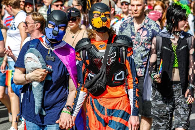 CSD Hannover 2026 - Motto: Wir schreiben Zukunft: Gleichberechtigt. Selbstbestimmt. Queer. Teilnehmende des CSD Hannover 2026 am Opernplatz. Hannover Opernplatz Niedersachsen, Region Hannover Germany