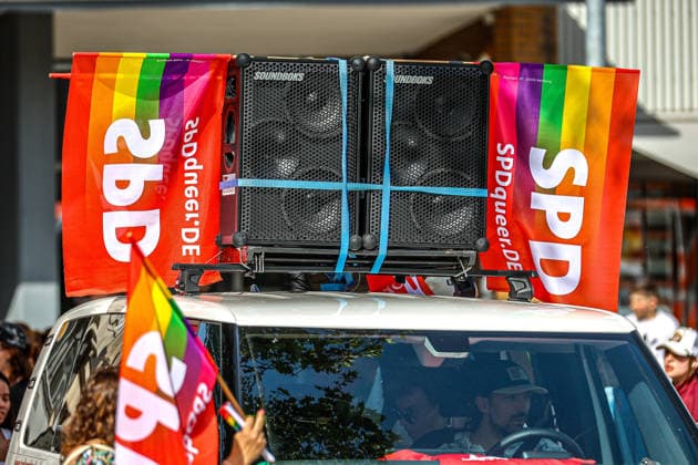 CSD Hannover 2026 - Motto: Wir schreiben Zukunft: Gleichberechtigt. Selbstbestimmt. Queer. Teilnehmende des CSD Hannover 2026 am Opernplatz. Hannover Opernplatz Niedersachsen, Region Hannover Germany