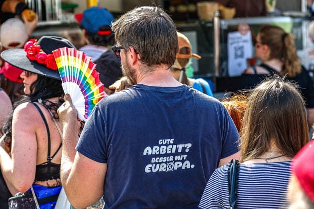 CSD Hannover 2026 - Motto: Wir schreiben Zukunft: Gleichberechtigt. Selbstbestimmt. Queer. Teilnehmende des CSD Hannover 2026 am Opernplatz. Hannover Opernplatz Niedersachsen, Region Hannover Germany