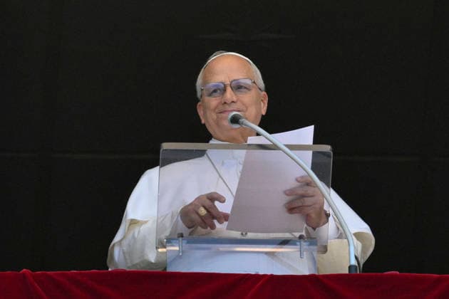 ITALY - POPE LEO XIV ADDRESSES THE CROWD FROM THE WINDOW OF THE APOSTOLIC PALACE OVERLOOKING ST PETER S SQUARE DURING THE RIGINA CAELI PRAYER IN THE VATICAN- 2026 5 24 Italy, Rome, Vatican, 2026 5 24.Pope Leo XIV addresses the crowd from the window of the apostolic palace overlooking St. Peter s square during the Regina Caeli prayer in The Vatican EDITORIAL USE ONLY - NO BOOKS Copyright: xVATICANxMEDIAx
