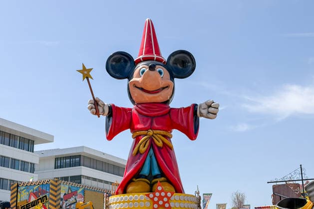 News Bilder des Tages Freiburg im Breisgau GER, Volksfest, Freiburg im Breisgau, 24.05.2026 Eine große Statue von Micky Maus als Zauberlehrling in rotem Gewand und spitzem Hut, die einen goldenen Sternenzauberstab hält, steht auf einem Kirmesgelände vor modernen Gebäuden unter blauem Himmel. Copyright: xEibner-Pressefoto ThomasxHessx