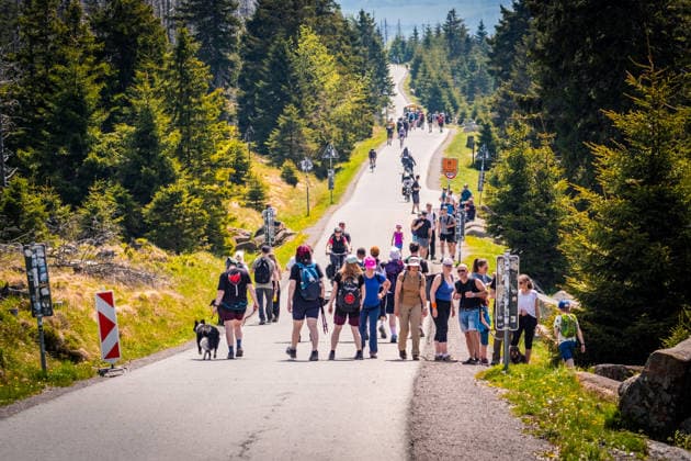 News Bilder des Tages Zahlreiche Besucher und Wanderer auf dem Brocken im Harz am Pfingstsonntag. Warme Temperaturen und sonniges Feiertagswetter sorgten für starken Andrang auf den Wanderwegen und am Brockengipfel im Nationalpark Harz. Brocken Pfingstsonntag