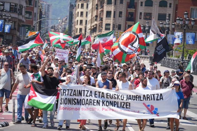 News Bilder des Tages Demonstration of the flotilla platform in protest against the actions of the Ertzaintza Dozens of people during a mobilization to protest against the actions of the Ertzaintza, in Plaza Moyua, on May 24, 2026, in Bilbao, Biscay, Basque Country Spain Altercations between the Ertzaintza and members and supporters of the flotilla upon their arrival at Bilbao airport yesterday May 23 ended with four people arrested 24 MAY 2026 MANIFESTATION H Bilbao, Vizcaya, Basque Country Bilbao, Vizcaya, Basque Country Spain Copyright: xH.Bilbaox 7547475