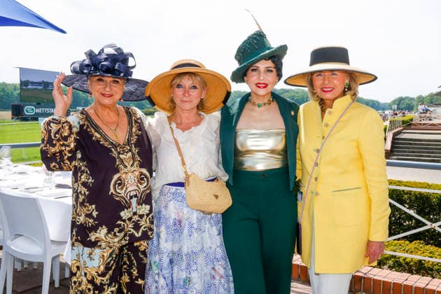 Dagmar Frederic, Martina Conradt,Pauline Stolze, Tini Gräfin Rothkirch beim Fashion Raceday auf der Rennbahn Hoppegarten.
