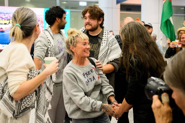 AUSTRALIAN FLOATILLA ARRIVALS, Australian activist Juliet Lamont (centre) is embraced after returning home from being detained by Israel while trying to deliver aid to war-torn Gaza onboard the Global Sumud Flotilla, at Sydney International Airport,Sydney, Monday, May 25, 2026. ( NO ARCHIVING SYDNEY NEW SOUTH WALES AUSTRALIA  Copyright: xBIANCAxDExMARCHIx 20260525168604294210