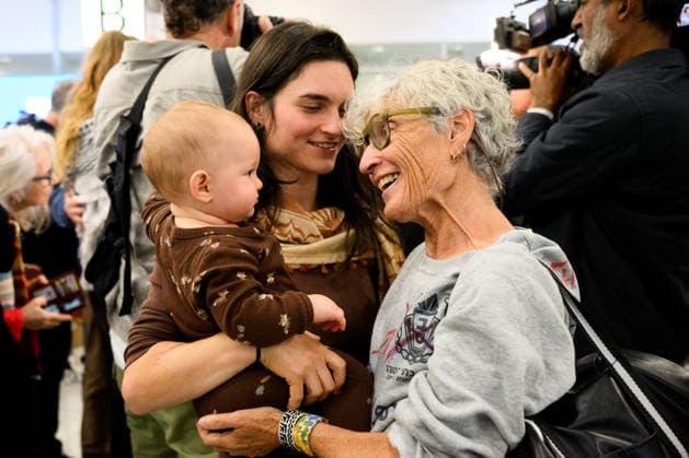 AUSTRALIAN FLOATILLA ARRIVALS, Australian activist Anny Mokotow (right) is embraced after returning home from being detained by Israel while trying to deliver aid to war-torn Gaza onboard the Global Sumud Flotilla, at Sydney International Airport,Sydney, Monday, May 25, 2026. ( NO ARCHIVING SYDNEY NEW SOUTH WALES AUSTRALIA  Copyright: xBIANCAxDExMARCHIx 20260525149468965081