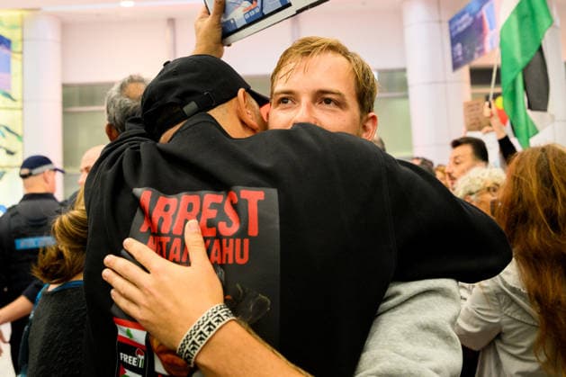 AUSTRALIAN FLOATILLA ARRIVALS, Australian activist Zack Schofield is embraced after returning home from being detained by Israel while trying to deliver aid to war-torn Gaza onboard the Global Sumud Flotilla, at Sydney International Airport,Sydney, Monday, May 25, 2026. ( NO ARCHIVING SYDNEY NEW SOUTH WALES AUSTRALIA  Copyright: xBIANCAxDExMARCHIx 20260525193179090615