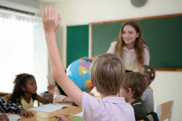 Die Lehrerin betreut die Kinder in einer multiethnischen Klasse The teacher is providing guidance to children in a multiethnic classroom during a creative activity in the elementary school (License=RF) ,model released, Symbolfoto Copyright: xZoonar.com WosunanxPhotostoryx 25073582 ,model released, Symbolfoto ,property released