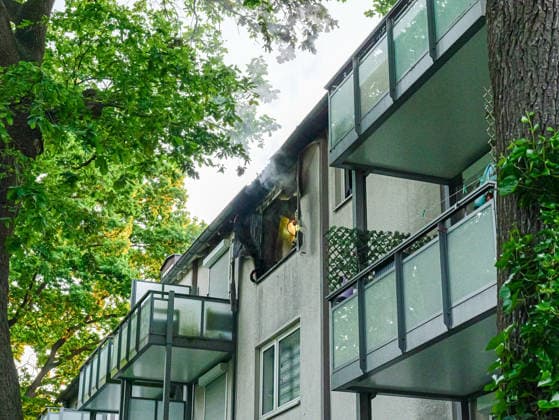 Wohnung in Lehrte in Vollbrand Das Feuer griff teilweise auf die Dachstuhlkante über. Die Wohnung brannte vollständig aus. Copyright: xBerndxGüntherx