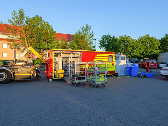 Wohnung in Lehrte in Vollbrand Der Abrollbehälter Hygiene der Feuerwehr Lehrte wurde in der Nähe der Brandstelle aufgebaut. Copyright: xBerndxGüntherx