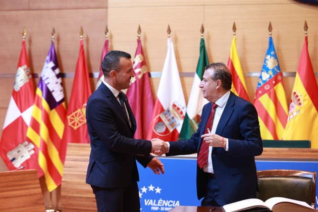 Valencia hosts the meeting of the Commission of Provincial Councils, Councils and Island Councils The president of the Provincial Council of Seville, Javier Fernandez d , greets his Valencian counterpart, Vicente José Mompó i , after signing in the book of honor of the meeting of the Commission of Provincial Councils, Councils and Island Councils, held in Valencia A May 25, 2026 in Valencia Spain The president of the Provincial Council of Seville, Javier Fernandez, participated this Monday, May 25, in the FEMPs Commission of Provincial Councils, Cabildos and Island Councils, held in Valencia, where the presidents of provincial and island governments from all over the country addressed key issues related to financing, autonomy and the updat Copyright: xRocioxRuzx 7548358