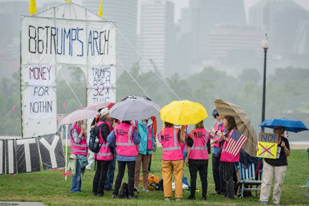 News Bilder des Tages May 25, 2026, Washington, District Of Columbia, United States: Protesters gather along the motorcade route during Memorial Day events in the Washington area. Washington United States  - ZUMAk206 20260525_znp_k206_028 Copyright: xMattxKaminskyx