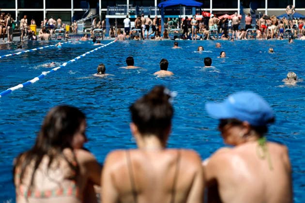 News Bilder des Tages Im Kölner Stadionbad genießen Badegäste bei sommerlichen Temperaturen die Freibad-Saison. Das Rheinland ächzt unter heißem Wetter zu Pfingsten: Der Deutsche Wetterdienst warnt bereits vor Hitzegewittern. Köln, 25.05.2026 NRW Deutschland Copyright: xChristophxHardtx