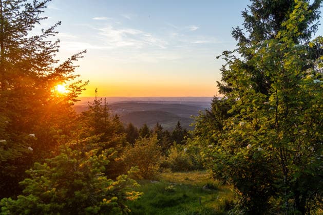 News Bilder des Tages Warmes Maiwetter im Taunus Blick vom Großen Feldberg im Taunus aus in den Sonnenuntergang., Schmitten Hessen Deutschland