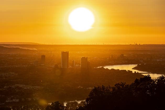 Sonnenuntergang über Bonn Sonnenuntergang über Bonn, aufgenommen vom Petersberg oberhalb von Königswinter. Durch Saharastaub wirkt die tief stehende Sonne besonders intensiv; im Dunst sind der Rhein, der Post Tower, der Lange Eugen sowie am Horizont Köln und zahlreiche Windräder zu erkennen. Bonn Deutschland Copyright: xMarcxJohnx