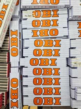 Kiel, Deutschland ? 06. Mai 2026: OBI-Zollstöcke, gestapelt in einem Baumarkt-Regal Kiel, Germany - 06. May 2026: OBI branded folding rulers stacking together, showing measurement tools for construction (License=RM) Copyright: xZoonar.com MichaelxPiepgrasx 25096676