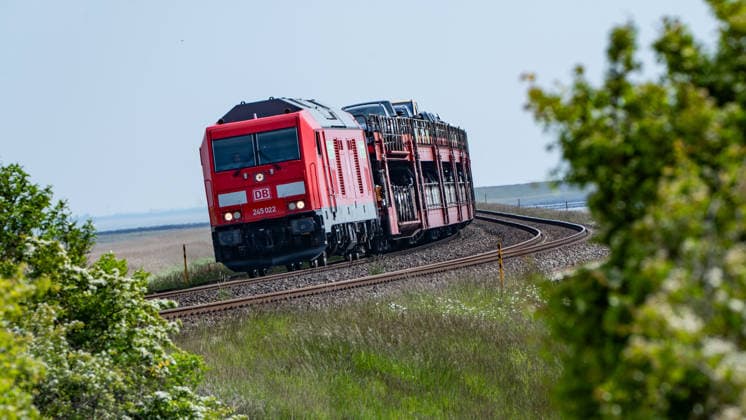 Sylt-Shuttle-Zug, betrieben von DB Regio, gezogen von einer Lok vom Typ TRAXX P160 DE ME - dieselelektrische TRAXX Mehrmotorenlok der Baureihe 245 von DB Regio;Autozug auf der Marschbahn-Strecke auf der Nordsee-Insel Sylt, Sylt Schleswig.Holstein Deutschland Hindenburgdamm, Marschbahn