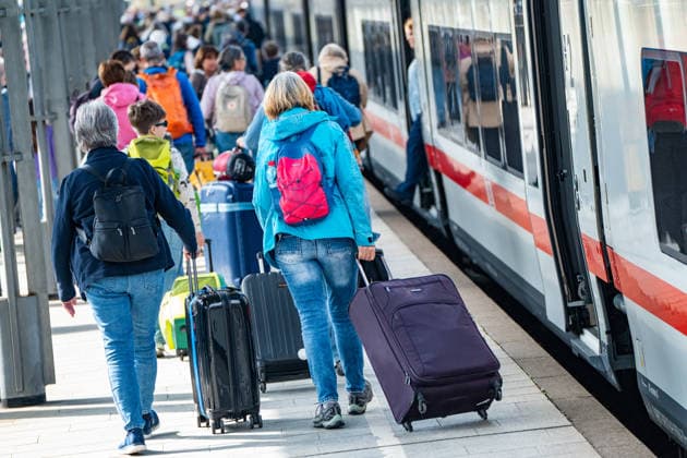 Der im Jahr 2026 neu eingeführter ICE-L des spanischen Eisenbahnherstellers Talgo bedient die Strecke Westerland (Sylt) Hamburg Hbf Berlin Hbf sowie nach Nordrhein-Westfalen, betrieben mit Siemens Dual Mode Vectron-Lokomotive 248 508, Zug im Bahnhof von Westerland;Marschbahn-Strecke auf der Nordsee-Insel Sylt, Sylt Schleswig.Holstein Deutschland Bahnhof Westerland