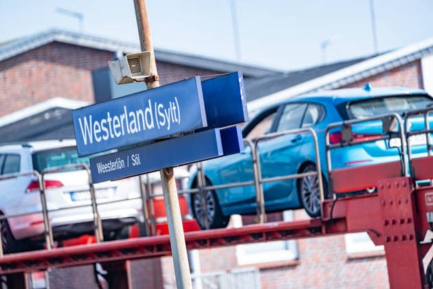 Sylt-Shuttle-Zug, betrieben von DB Regio, Verladung im Bahnhof Westerland (Sylt);Autozug auf der Marschbahn-Strecke auf der Nordsee-Insel Sylt, Sylt Schleswig.Holstein Deutschland Hindenburgdamm, Marschbahn