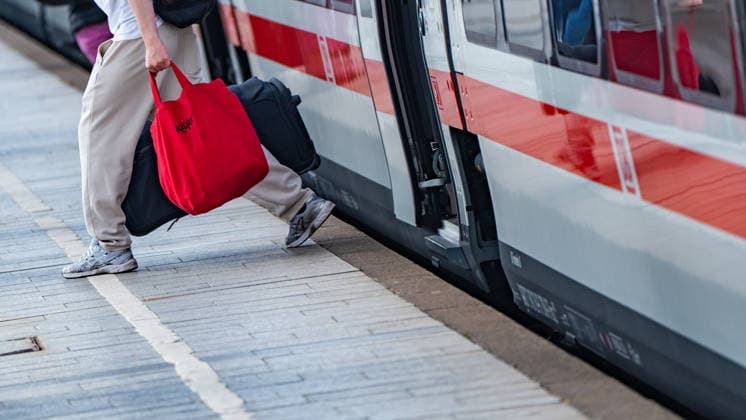 Der im Jahr 2026 neu eingeführter ICE-L des spanischen Eisenbahnherstellers Talgo bedient die Strecke Westerland (Sylt) Hamburg Hbf Berlin Hbf sowie nach Nordrhein-Westfalen, betrieben mit Siemens Dual Mode Vectron-Lokomotive 248 508, Zug im Bahnhof von Westerland;Marschbahn-Strecke auf der Nordsee-Insel Sylt, Sylt Schleswig.Holstein Deutschland Bahnhof Westerland