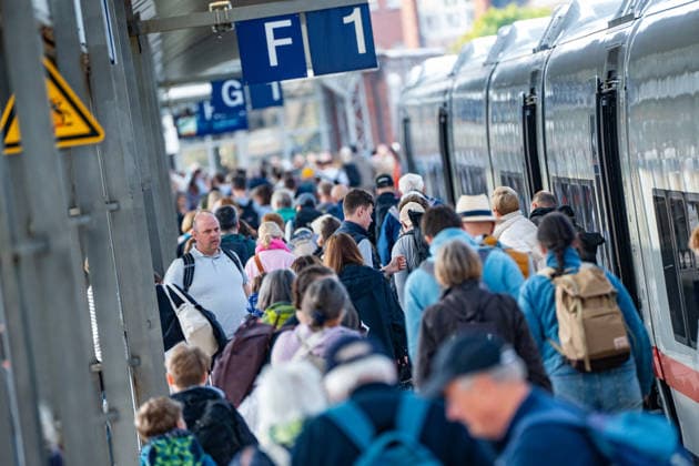 Der im Jahr 2026 neu eingeführter ICE-L des spanischen Eisenbahnherstellers Talgo bedient die Strecke Westerland (Sylt) Hamburg Hbf Berlin Hbf sowie nach Nordrhein-Westfalen, betrieben mit Siemens Dual Mode Vectron-Lokomotive 248 508, Zug im Bahnhof von Westerland;Marschbahn-Strecke auf der Nordsee-Insel Sylt, Sylt Schleswig.Holstein Deutschland Bahnhof Westerland