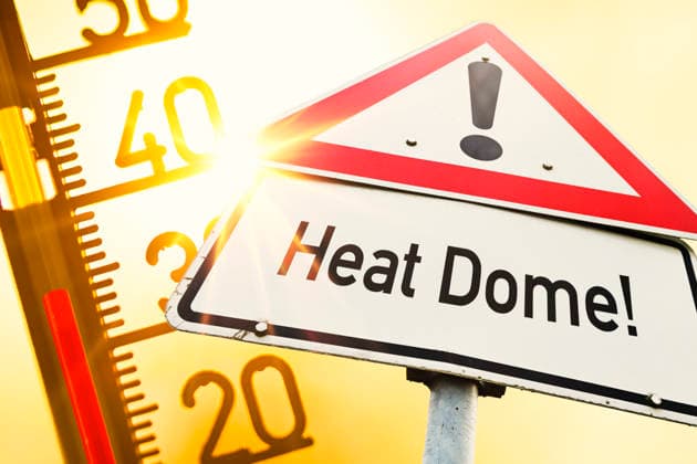 FOTOMONTAGE, Schild Heat Dome und Thermometer, Symbolfoto Hitzewelle Hamburg Hamburg Deutschland ** NUR FÜR REDAKTIONELLE ZWECKE ** EDITORIAL USE ONLY **