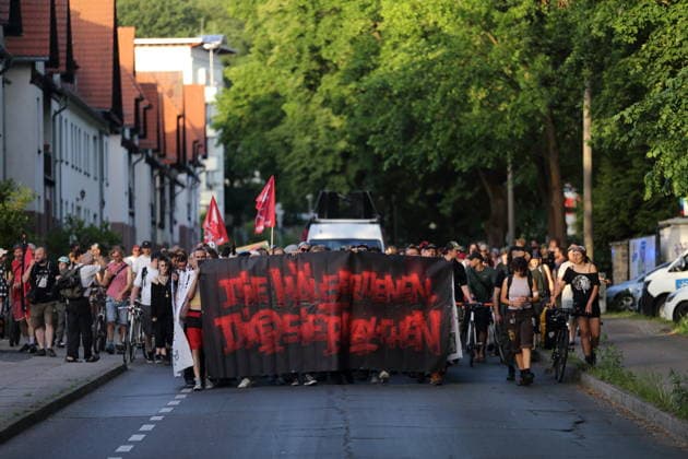 News Bilder des Tages #2 Demonstranten laufen mit Banner Die Häuser denen, die sie brauchen in der Templiner Straße während einer Demonstration gegen die Räumung des ehemals besetzten Hauses Tornowstraße 40, Potsdam, 26. Mai 2026. Hausbesetzer-Demo in Potsdam