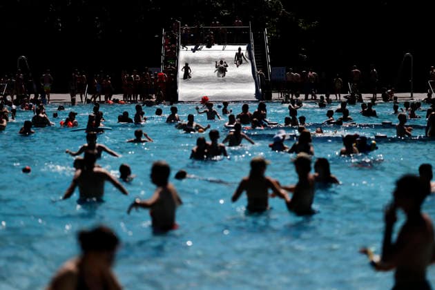 Im Kölner Stadionbad genießen Badegäste bei sommerlichen Temperaturen die Freibad-Saison. Das Rheinland ächzt unter heißem Wetter zu Pfingsten: Der Deutsche Wetterdienst warnt bereits vor Hitzegewittern. Köln, 25.05.2026 NRW Deutschland Copyright: xChristophxHardtx