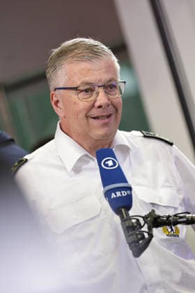Neues Resilienzlabor im Innovation Hub RESILIA eröffnet, Eröffnung des Resilienzlabors RESILIA Berlin durch Forschungsministerin Dorothee Bär, Generalleutnant AndrÃ Bodemann, den Regierenden Bürgermeister Kai Wegner und Landesbranddirektor Prof. Dr. Karsten Homrighausen. Mit der Eröffnung des ersten Resilienzlabors im Innovation Hub RESILIA in Berlin wird ein Meilenstein für die gesamtgesellschaftliche Resilienz gesetzt. Durch Gamification, Real-Experimente und Schlüsseltechnologien wie KI-Zwillinge trainieren zivile und militärische Akteure gemeinsam mit der Bevölkerung den Ernstfall für eine krisenfeste Zukunft. Berlin Berlin Deutschland