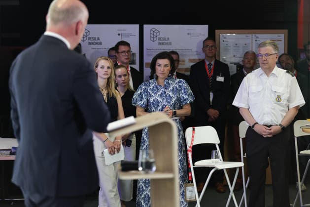 Neues Resilienzlabor im Innovation Hub RESILIA eröffnet, Eröffnung des Resilienzlabors RESILIA Berlin durch Forschungsministerin Dorothee Bär, Generalleutnant AndrÃ Bodemann, den Regierenden Bürgermeister Kai Wegner und Landesbranddirektor Prof. Dr. Karsten Homrighausen. Mit der Eröffnung des ersten Resilienzlabors im Innovation Hub RESILIA in Berlin wird ein Meilenstein für die gesamtgesellschaftliche Resilienz gesetzt. Durch Gamification, Real-Experimente und Schlüsseltechnologien wie KI-Zwillinge trainieren zivile und militärische Akteure gemeinsam mit der Bevölkerung den Ernstfall für eine krisenfeste Zukunft. Berlin Berlin Deutschland