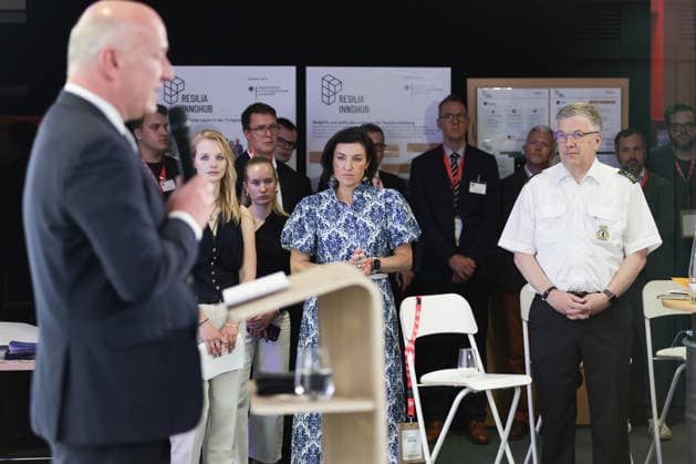 Neues Resilienzlabor im Innovation Hub RESILIA eröffnet, Eröffnung des Resilienzlabors RESILIA Berlin durch Forschungsministerin Dorothee Bär, Generalleutnant AndrÃ Bodemann, den Regierenden Bürgermeister Kai Wegner und Landesbranddirektor Prof. Dr. Karsten Homrighausen. Mit der Eröffnung des ersten Resilienzlabors im Innovation Hub RESILIA in Berlin wird ein Meilenstein für die gesamtgesellschaftliche Resilienz gesetzt. Durch Gamification, Real-Experimente und Schlüsseltechnologien wie KI-Zwillinge trainieren zivile und militärische Akteure gemeinsam mit der Bevölkerung den Ernstfall für eine krisenfeste Zukunft. Berlin Berlin Deutschland