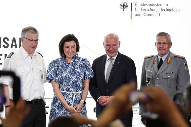 Neues Resilienzlabor im Innovation Hub RESILIA eröffnet, Eröffnung des Resilienzlabors RESILIA Berlin durch Forschungsministerin Dorothee Bär, Generalleutnant AndrÃ Bodemann, den Regierenden Bürgermeister Kai Wegner und Landesbranddirektor Prof. Dr. Karsten Homrighausen. Mit der Eröffnung des ersten Resilienzlabors im Innovation Hub RESILIA in Berlin wird ein Meilenstein für die gesamtgesellschaftliche Resilienz gesetzt. Durch Gamification, Real-Experimente und Schlüsseltechnologien wie KI-Zwillinge trainieren zivile und militärische Akteure gemeinsam mit der Bevölkerung den Ernstfall für eine krisenfeste Zukunft. Berlin Berlin Deutschland
