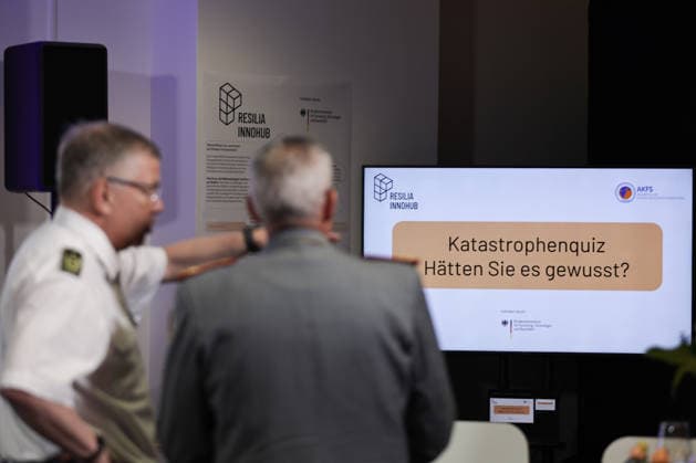 Neues Resilienzlabor im Innovation Hub RESILIA eröffnet, Eröffnung des Resilienzlabors RESILIA Berlin durch Forschungsministerin Dorothee Bär, Generalleutnant AndrÃ Bodemann, den Regierenden Bürgermeister Kai Wegner und Landesbranddirektor Prof. Dr. Karsten Homrighausen. Mit der Eröffnung des ersten Resilienzlabors im Innovation Hub RESILIA in Berlin wird ein Meilenstein für die gesamtgesellschaftliche Resilienz gesetzt. Durch Gamification, Real-Experimente und Schlüsseltechnologien wie KI-Zwillinge trainieren zivile und militärische Akteure gemeinsam mit der Bevölkerung den Ernstfall für eine krisenfeste Zukunft. Berlin Berlin Deutschland