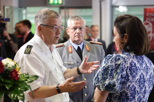 Neues Resilienzlabor im Innovation Hub RESILIA eröffnet, Eröffnung des Resilienzlabors RESILIA Berlin durch Forschungsministerin Dorothee Bär, Generalleutnant AndrÃ Bodemann, den Regierenden Bürgermeister Kai Wegner und Landesbranddirektor Prof. Dr. Karsten Homrighausen. Mit der Eröffnung des ersten Resilienzlabors im Innovation Hub RESILIA in Berlin wird ein Meilenstein für die gesamtgesellschaftliche Resilienz gesetzt. Durch Gamification, Real-Experimente und Schlüsseltechnologien wie KI-Zwillinge trainieren zivile und militärische Akteure gemeinsam mit der Bevölkerung den Ernstfall für eine krisenfeste Zukunft. Berlin Berlin Deutschland