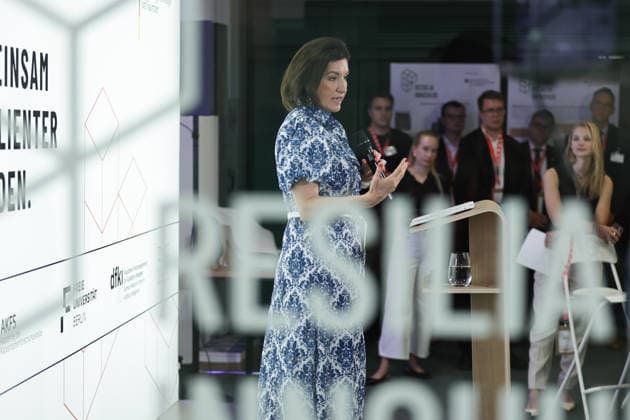 Neues Resilienzlabor im Innovation Hub RESILIA eröffnet, Eröffnung des Resilienzlabors RESILIA Berlin durch Forschungsministerin Dorothee Bär, Generalleutnant AndrÃ Bodemann, den Regierenden Bürgermeister Kai Wegner und Landesbranddirektor Prof. Dr. Karsten Homrighausen. Mit der Eröffnung des ersten Resilienzlabors im Innovation Hub RESILIA in Berlin wird ein Meilenstein für die gesamtgesellschaftliche Resilienz gesetzt. Durch Gamification, Real-Experimente und Schlüsseltechnologien wie KI-Zwillinge trainieren zivile und militärische Akteure gemeinsam mit der Bevölkerung den Ernstfall für eine krisenfeste Zukunft. Berlin Berlin Deutschland