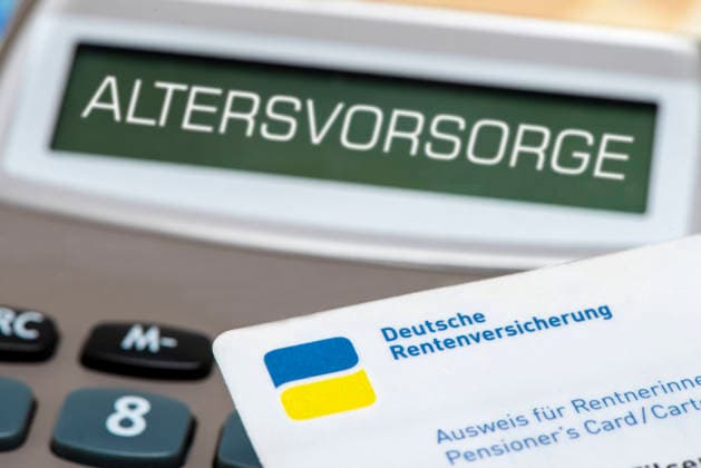 Altersvorsorge im Sozialsystem Das Display von einem Taschenrechner ist beschriftet mit der Digitalanzeige Altersvorsorge als Symbolbild für die Pflicht zur Vorsorge im Sozialsystem - digital bearbeitet -NUR FÜR REDAKTIONELLE VERWENDUNG -
