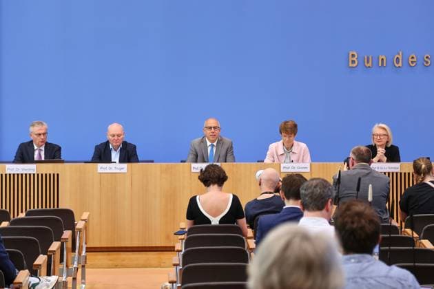 Berlin, Deutschland, 27.05.2026: Bundespressekonferenz: Vorstellung des Frühjahrsgutachten 2026 - Sachverständigenrat zur Begutachtung der gesamtwirtschaftlichen Entwicklung: L-R: Martin Werding, Achim Truger, Gabriel Felbermayr, Veronika Grimm, Monika Schnitzer Copyright: xdtsxNachrichtenagenturx dts_120823