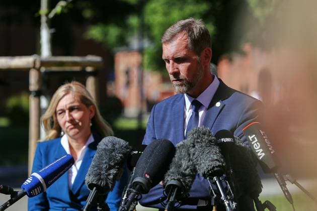 Berlin, Deutschland, 27.05.2026: Charité: Pressestatement von Gesundheitsministerin und Vorstandsvorsitzendem der Charité zu Ebola-Patient: Leif Erik Sander, Klinikdirektor der Klinik für Infektiologie und Intensivmedizin, im Hintergrund Bundesministerin für Gesundheit Nina Warken (CDU) und (verdeckt) der Vorstandsvorsitzende der Charité Copyright: xdtsxNachrichtenagenturx dts_120866