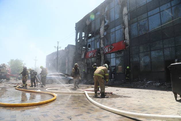 Russian attack injures 11 in Odesa ODESA, UKRAINE - MAY 27: Emergency services operate in the area where a Russian Shahed drone strike hit, injuring 11 people including two children in Odesa, Ukraine on May 27, 2026. Two stores and a post office were damaged in the attack. Arthur Shvits Anadolu Odesa Ukraine. Editorial use only. Please get in touch for any other usage.  Copyright: x2026xAnadoluxArthurxShvitsx