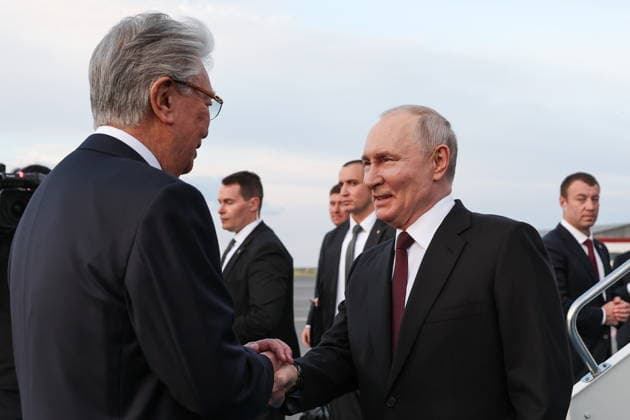 KAZAKHSTAN, ASTANA - MAY 27, 2026: Kazakhstan s President Kassym-Jomart Tokayev (L) and Russia s President Putin (L) are seen during a ceremony marking Putin s arrival at Nursultan Nazarbayev International Airport. The Russian president arrived in Kazakhstan on a state visit Astana Kazakhstan  - ZUMAt113 20260527_zaa_t113_501 Copyright: xAlexanderxKazakovx