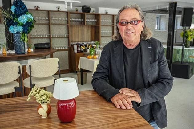 Wiedereröffnung Mokka Milch Eisbar ** NUR FÜR REDAKTIONELLE ZWECKE ** EDITORIAL USE ONLY **<p>Der Sänger Thomas Natschinski steht als besonderer Gast bei der Wiedereröffnung der ehemaligen Mokka Milch Eisbar an der Karl-Marx-Allee. Er singt den DDR-Kultschlager Â«In der Mokka-Milch-EisbarÂ», der 1969 von seiner Band Â«Team 4Â» veröffentlicht wurde. Die Mokka-Milch-Eisbar war in der DDR einer der beliebtesten Treffpunkte des Berliner Ostens. , fotografiert am 27.05.2026 in Berlin. Berlin Berlin Berlin Copyright: MaurizioxGambarini