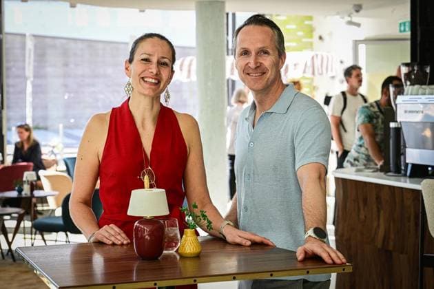 Wiedereröffnung Mokka Milch Eisbar ** NUR FÜR REDAKTIONELLE ZWECKE ** EDITORIAL USE ONLY **<p>Natascha und Alexander Neumann, die neuen Betreiber der ehemaligen Mokka Milch Eisbar in der Karl-Marx-Allee, stehen bei der Wiedereröffnung im neuen Â«Mokka MilchÂ». Die Mokka-Milch-Eisbar war in der DDR einer der beliebtesten Treffpunkte des Berliner Ostens, fotografiert am 27.05.2026 in Berlin. Berlin Berlin Berlin Copyright: MaurizioxGambarini