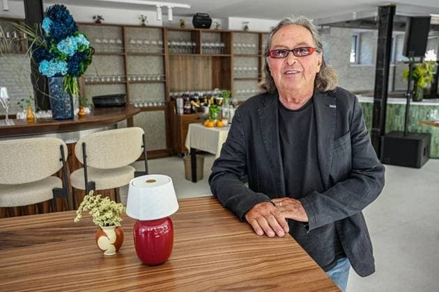 Wiedereröffnung Mokka Milch Eisbar ** NUR FÜR REDAKTIONELLE ZWECKE ** EDITORIAL USE ONLY **<p>Der Sänger Thomas Natschinski steht als besonderer Gast bei der Wiedereröffnung der ehemaligen Mokka Milch Eisbar an der Karl-Marx-Allee. Er singt den DDR-Kultschlager Â«In der Mokka-Milch-EisbarÂ», der 1969 von seiner Band Â«Team 4Â» veröffentlicht wurde. Die Mokka-Milch-Eisbar war in der DDR einer der beliebtesten Treffpunkte des Berliner Ostens. , fotografiert am 27.05.2026 in Berlin. Berlin Berlin Berlin Copyright: MaurizioxGambarini